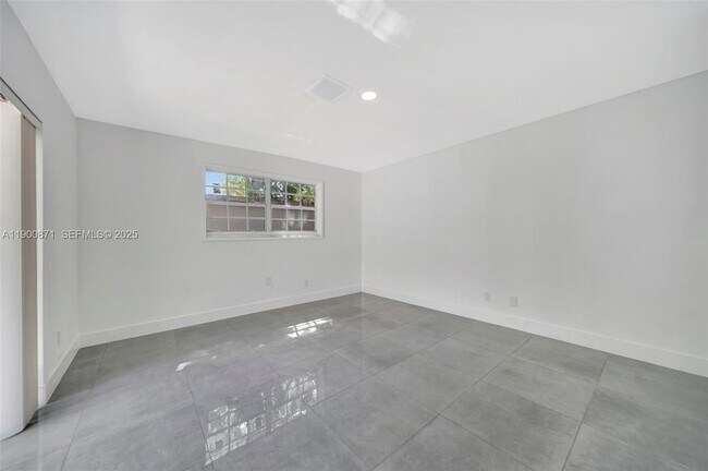 Building Photo - 840 NE 182nd St