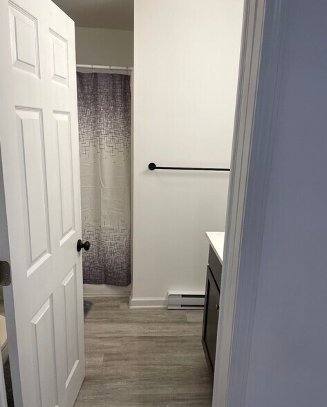 Building Photo - 13 S Main St