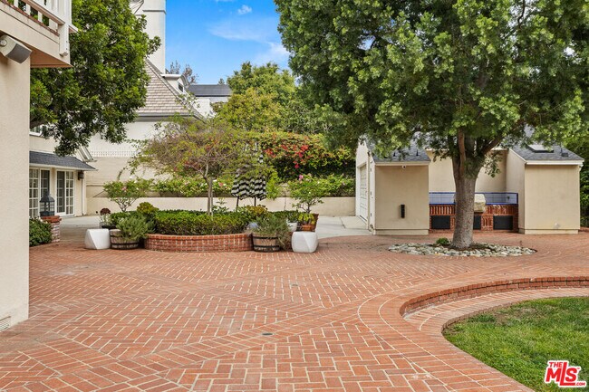 Building Photo - 710 Alta Dr