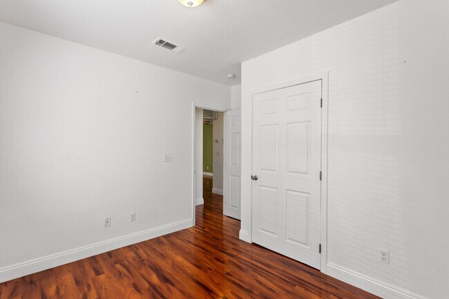 Building Photo - PRE LEASE TODAY!! Remodeled 2 bed, 2 bath unit in Midtown