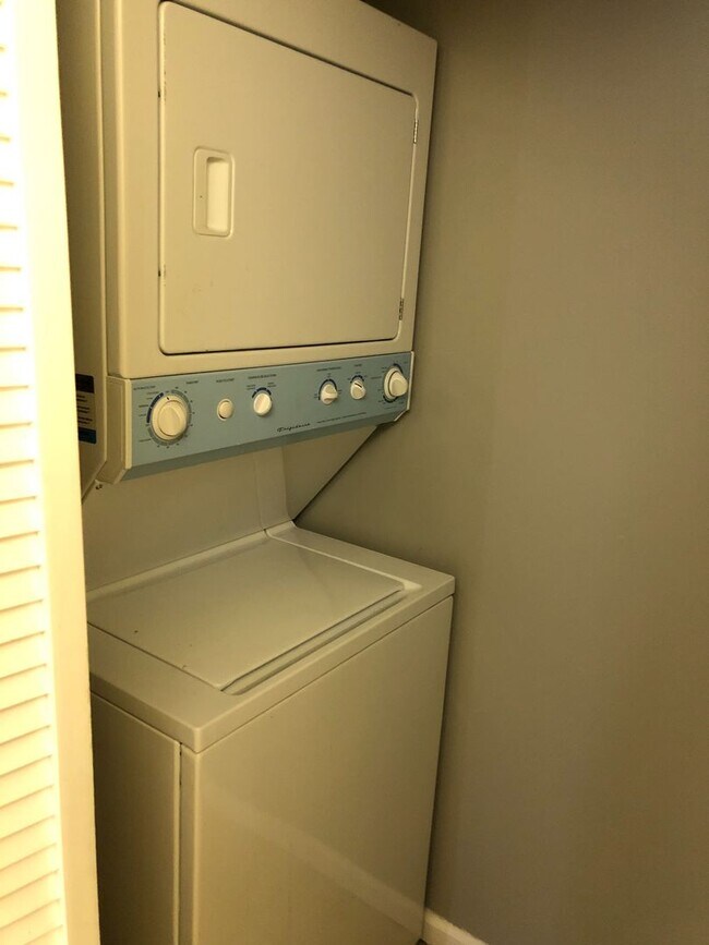 Building Photo - 2 bed 2 bath, great location