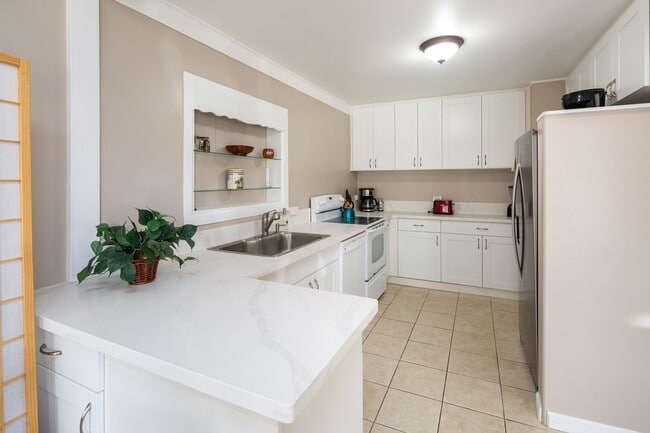 Building Photo - Steps from beautiful Kailua Beach, fully furnished 3 bedroom, 2 bath single family home