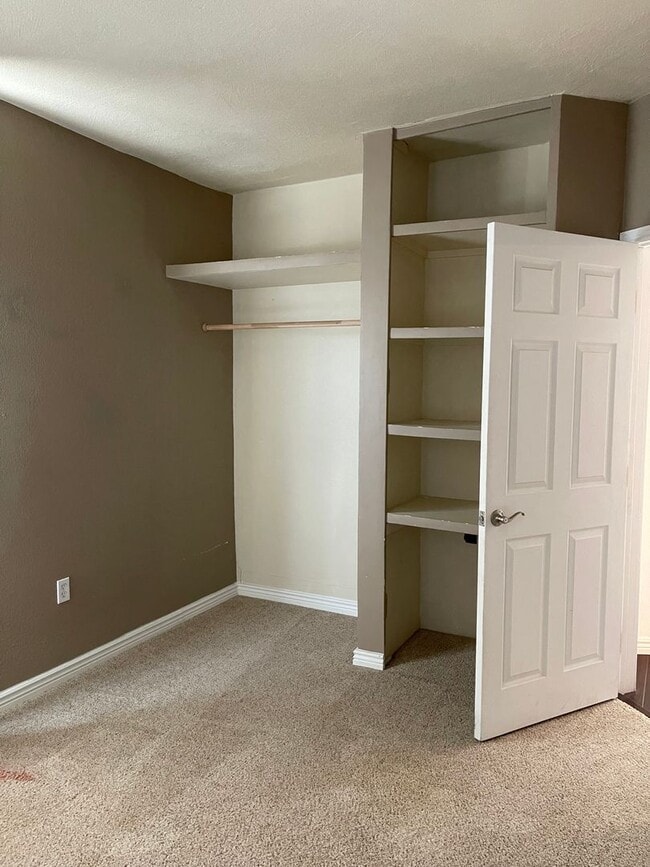 Building Photo - 3 Bedroom 2 Bath home