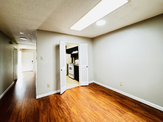 Building Photo - 2 bed, 2 bath, 2 Car Garage, 1-story