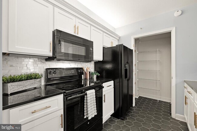 Building Photo - 631 D St NW