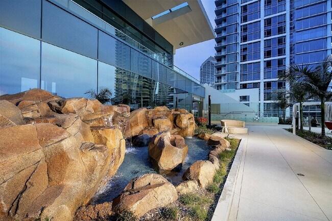 Building Photo - "Stunning 2-Bed, 2-Bath Urban Retreat with 1161 Sq Ft of Comfort in Downtown San Diego!"