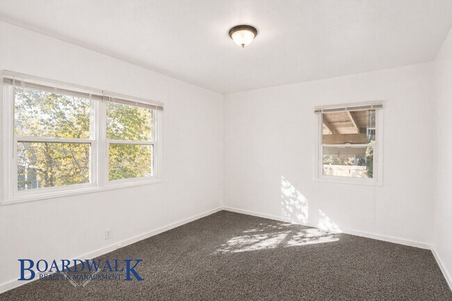 Building Photo - 105 300 E