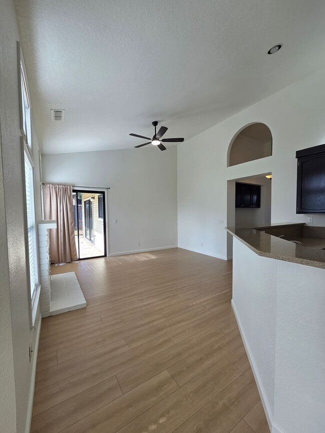 Building Photo - Super clean! 3 Bdrm, 2 Bath near Lembi Park