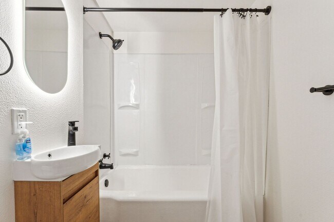 Building Photo - 1Bed/1Bath Apartment with HUGE Private Yard!