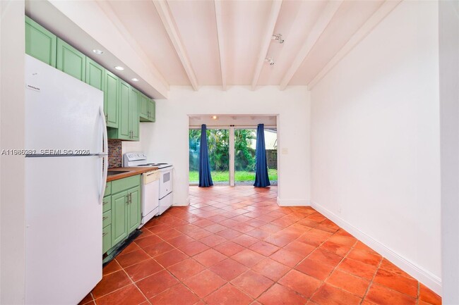 Building Photo - 1716 SW 12th Ct