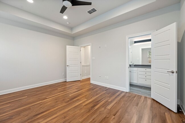 Building Photo - Beautiful 3 bedroom, 2.5 bathroom home in Summerrow Condos!!!