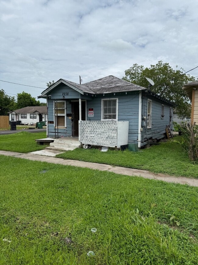 Primary Photo - 2238 Hutton St
