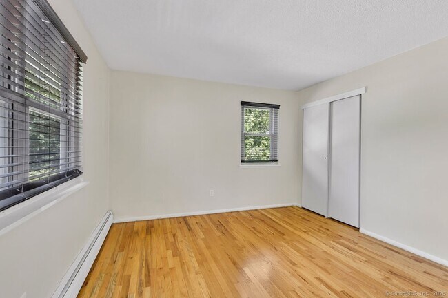 Building Photo - 476 Oak Ave