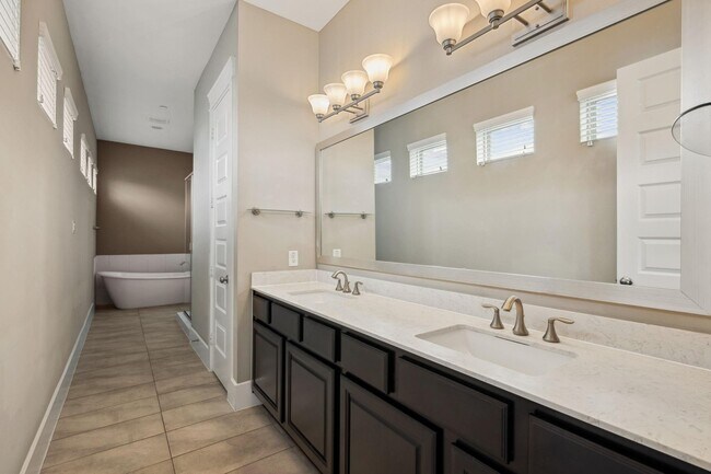 Building Photo - 803 Algona Ave