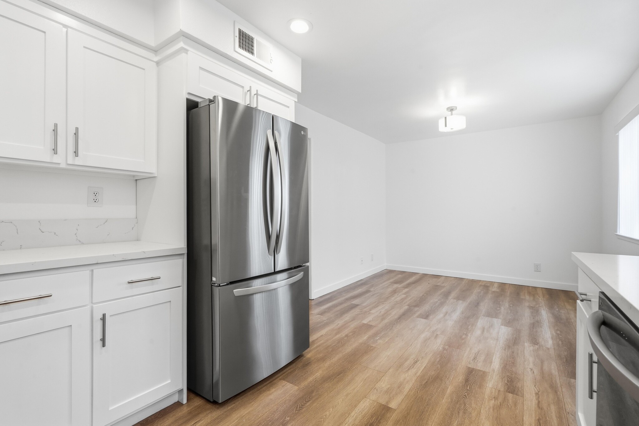 Building Photo - 9000 Vanalden Ave