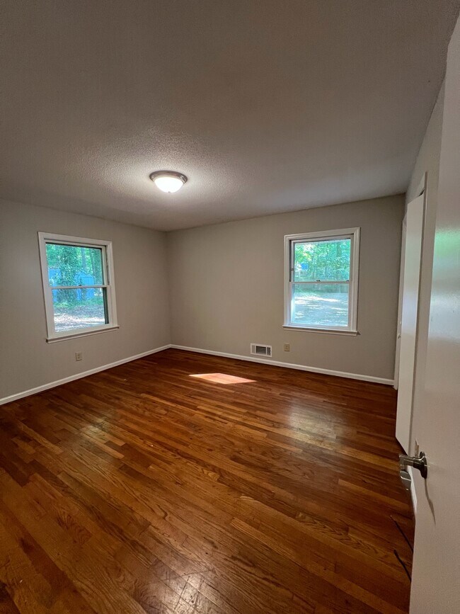 Building Photo - 150 Chinquapin Way