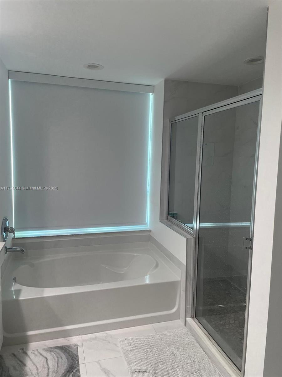 Building Photo - 950 Brickell Bay Dr