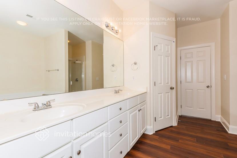 Building Photo - 14004 Ballantyne Meadows Dr