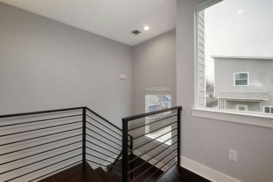 Building Photo - 6902 Carver Ave