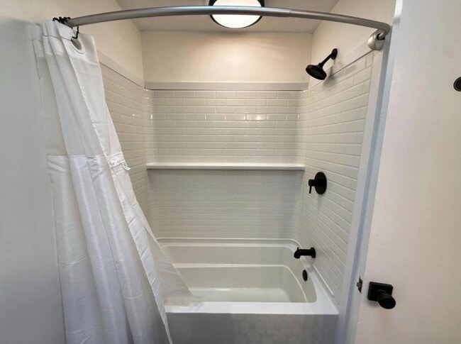 Building Photo - 5140 River Bluff Ln