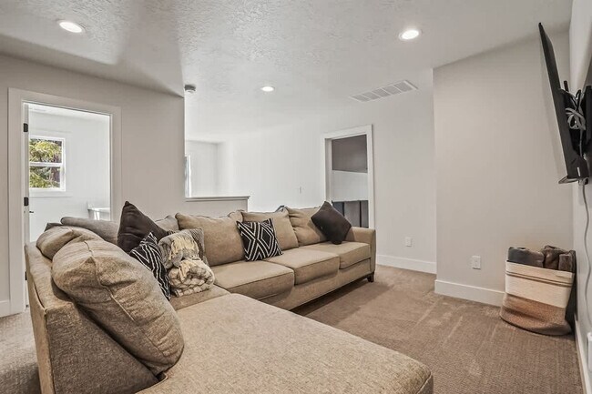 Building Photo - 1013 Yew Wood St