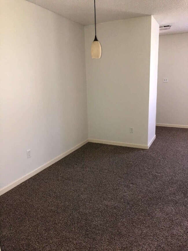 Building Photo - Adorable 2 BR | 1 BA Townhome in Goldsboro! Excellent Location!