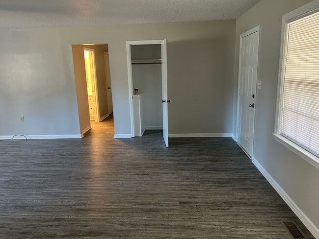 Building Photo - Spacious Updated 3 Bedroom 2 Bath House fo...
