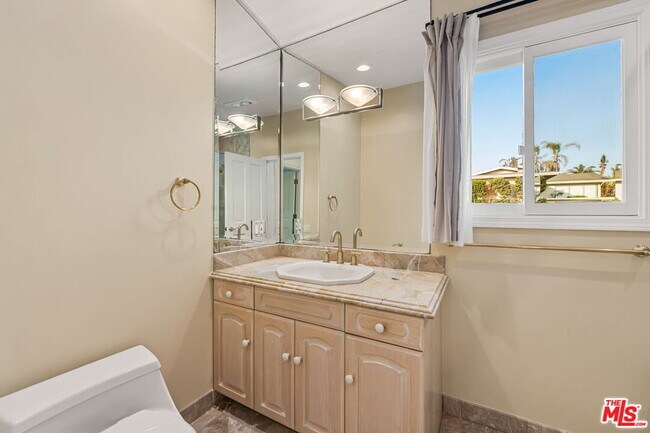 Building Photo - 221 Bellino Dr