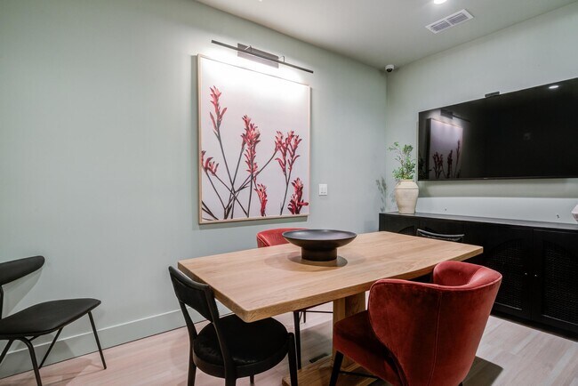 Building Photo - 6850 Foxtail Palm Wy