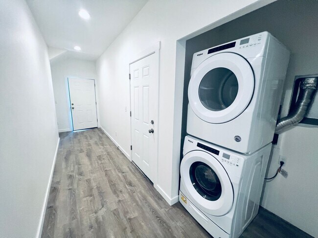 Building Photo - Almost new 3 bedroom, 3 bath Townhome