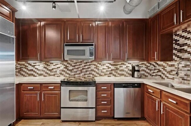 Building Photo - 711 Main St