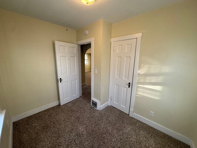 Building Photo - 2 bedroom Moline house with garage!