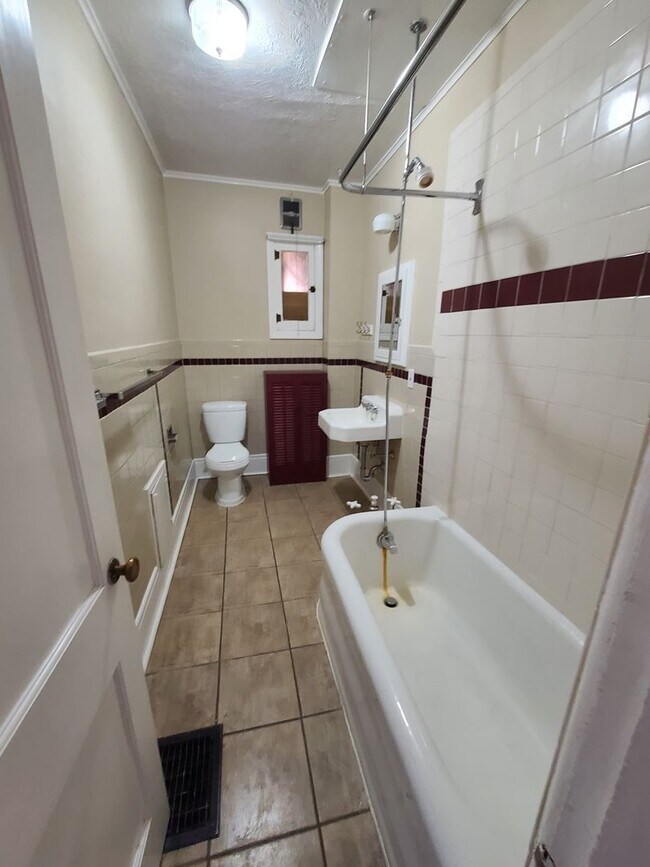 Building Photo - Gorgeous 2 bedroom, 1 bath apartment in Shields Mansion in the historic Old North End