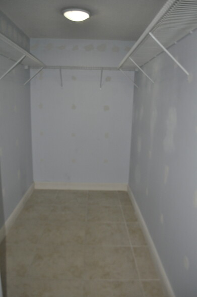 Building Photo - 10413 N Kendall Dr