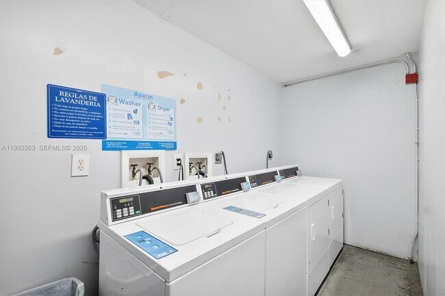 Building Photo - 1720 NW N River Dr