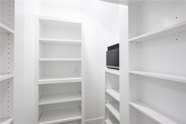 Building Photo - 701 Bronco St