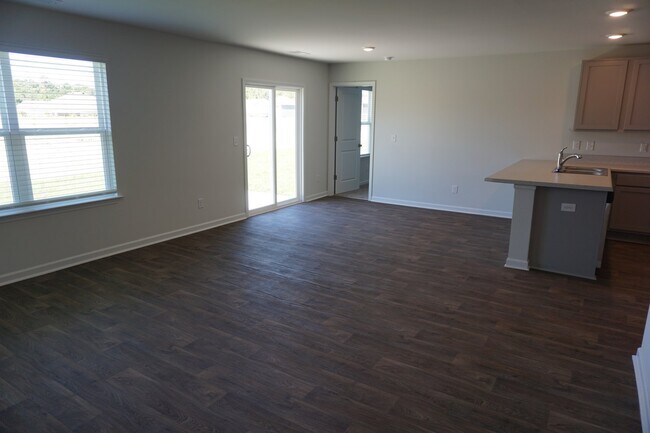 Building Photo - 602 Draymore Dr NE