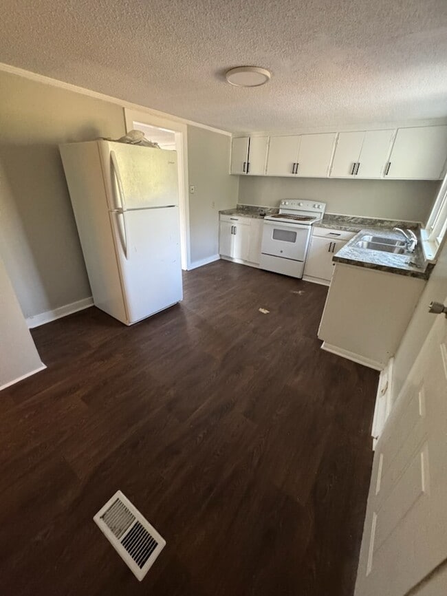 Building Photo - 302 Sunny Ln