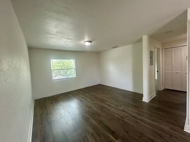 Primary Photo - 2 Bedroom, 1 Bathroom Home! Offering 50% o...