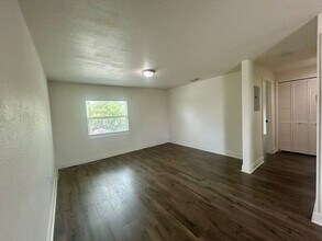 Building Photo - 2 Bedroom, 1 Bathroom Home! Look and Lease...