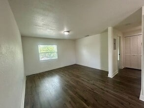 Building Photo - 2 Bedroom, 1 Bathroom Home! Offering 50% o...