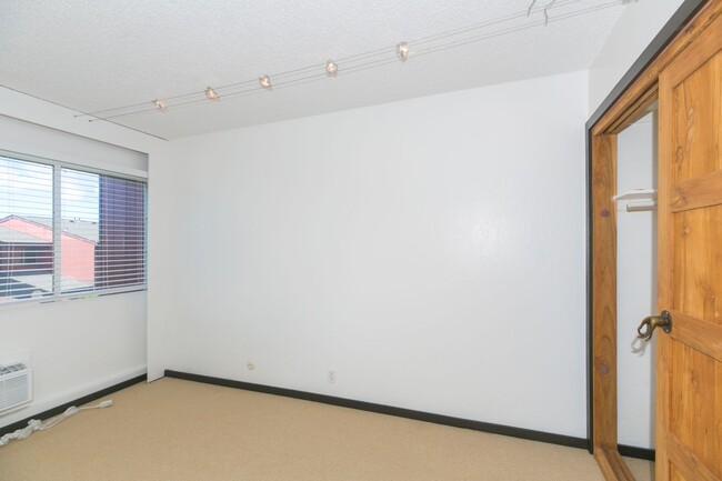 Building Photo - Ocean views, AC, pet friendly, remodeled M...