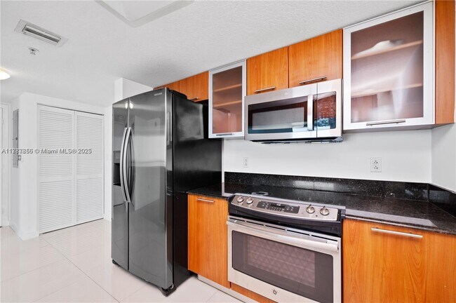 Building Photo - 1800 N Bayshore Dr