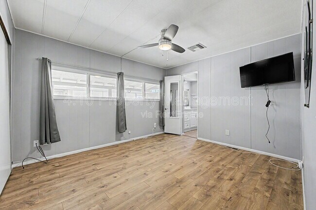 Building Photo - 462 S 80th Pl