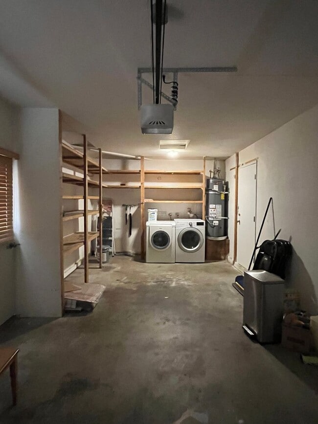 Building Photo - Spacious 3 bed 1 bath plus bonus room! Pet friendly with nice size back yard