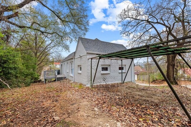 Building Photo - 612 12th St W