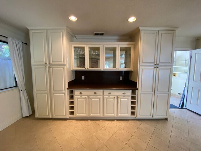 Building Photo - Beautiful Home with a Pool