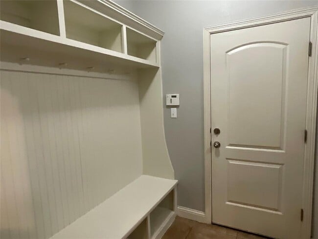 Building Photo - 3928 Crest Ln