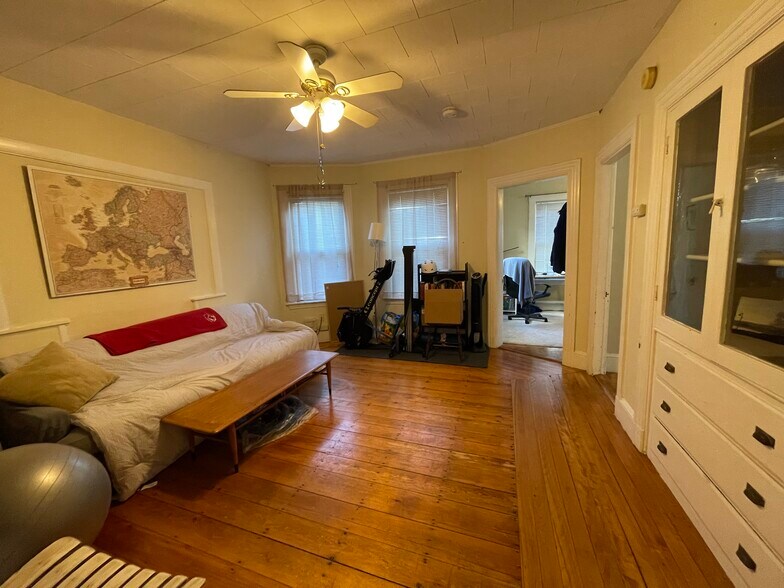 Building Photo - 21 College Ave