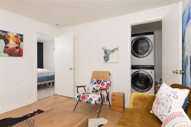 Building Photo - Charming One-Bedroom Gem Steps from Main S...